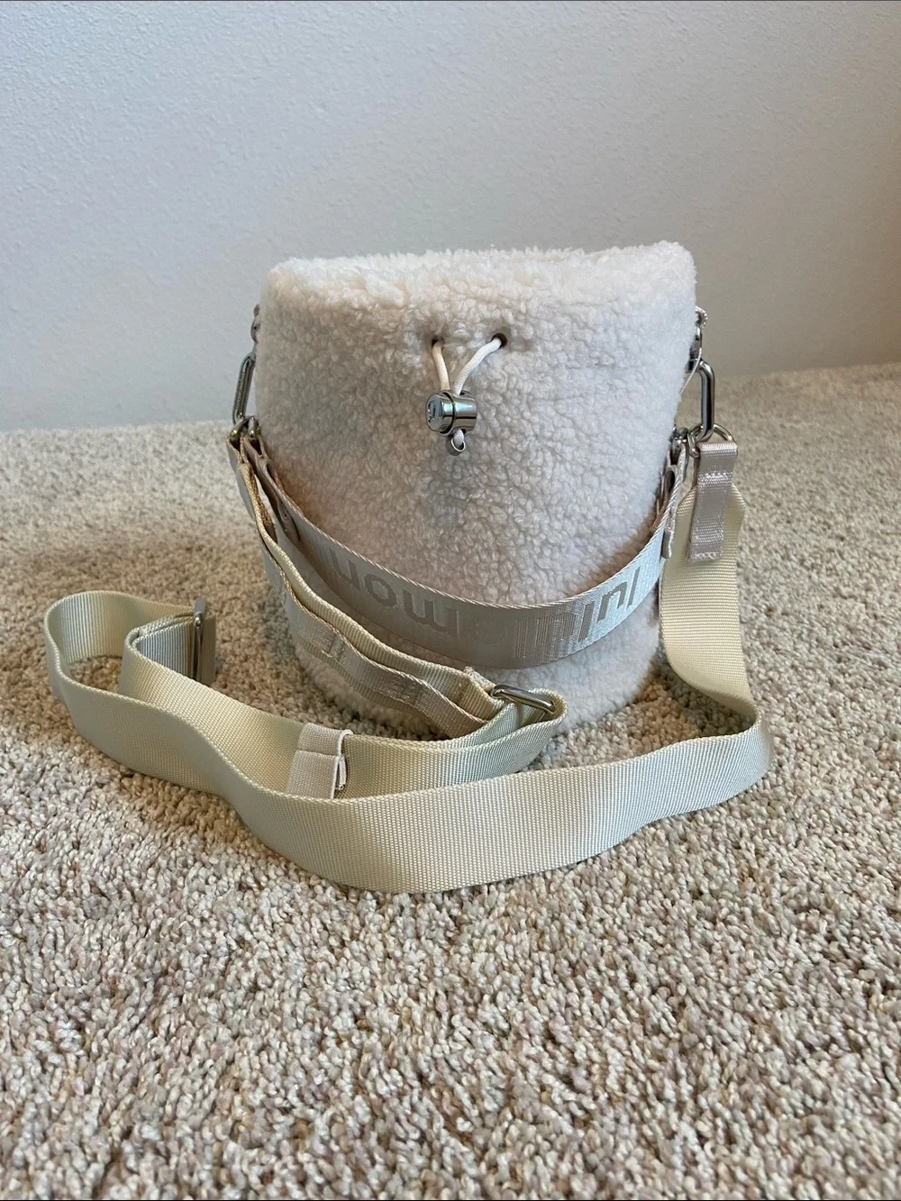 Lululemon • Crossbody Bucket Bag Fleece 2.5L White Opal